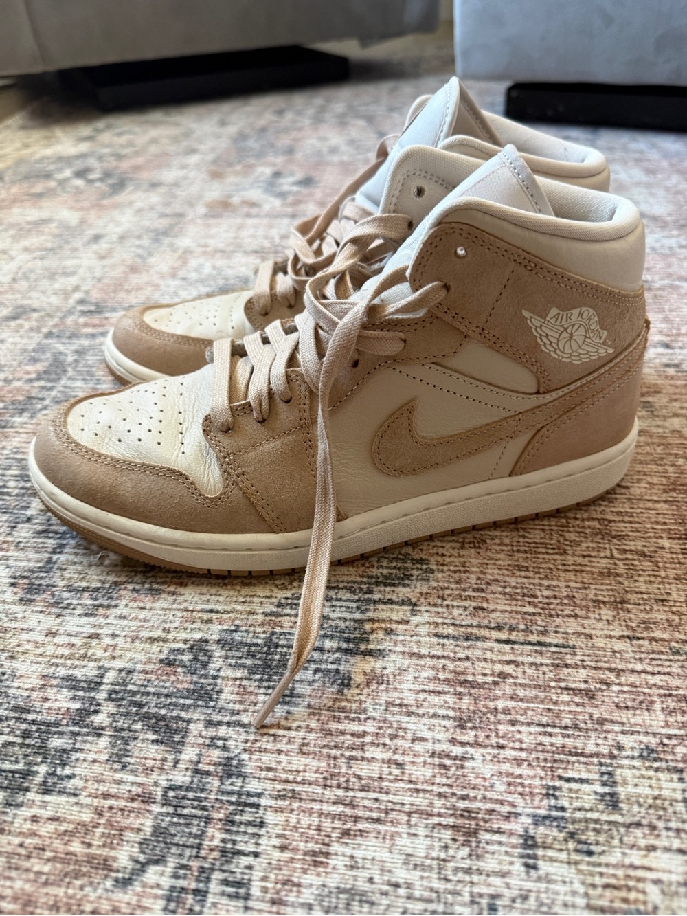 Jordan
Air Jordan 1 Mid SE "Legend Light Brown" sneakers